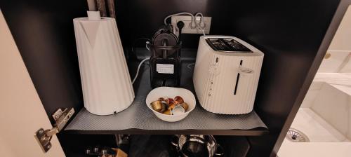 ein Regal mit einem Mixer und einer Schüssel Essen in der Unterkunft Marcora 6 g luxury living in Mailand