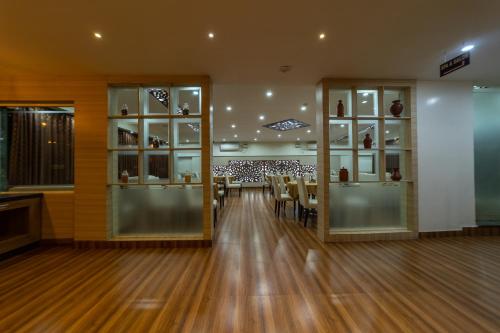 a room with a dining room with a table and chairs at Tetrad Hotels - International Airport Road Hebbal in Bengaluru