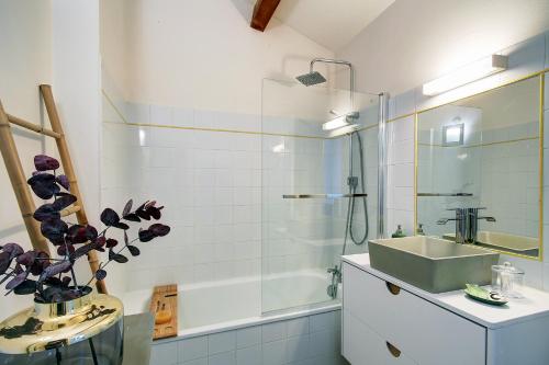 Ванна кімната в Uncourtsejour - Nîmes la Rome française