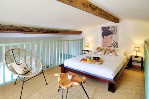 1 dormitorio con 1 cama, 1 silla y 1 mesa en Uncourtsejour - Nîmes la Rome française en Nimes