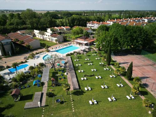 una vista aérea de un complejo con piscina en Residence Duna Rossa, en Duna Verde