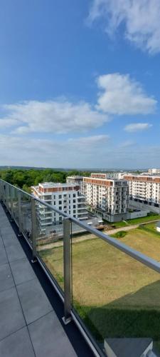 een balkon met uitzicht op sommige gebouwen bij Apartament Royal in Rzeszów