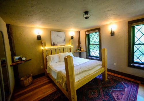 Vikings Villages Resort في Guilford: غرفة نوم مع سرير في غرفة مع نوافذ