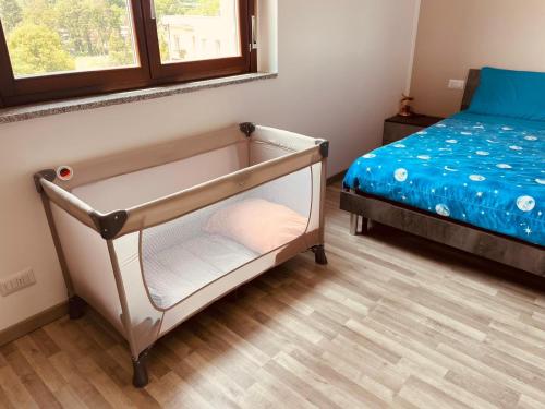 - une petite chambre avec un lit et une couverture bleue dans l'établissement Stephane Residence, à Côme