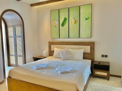 1 dormitorio con 1 cama con 2 toallas en Lotus Home Cafe - Free Hon Thom Island Waterpark Cable Car, en Phu Quoc