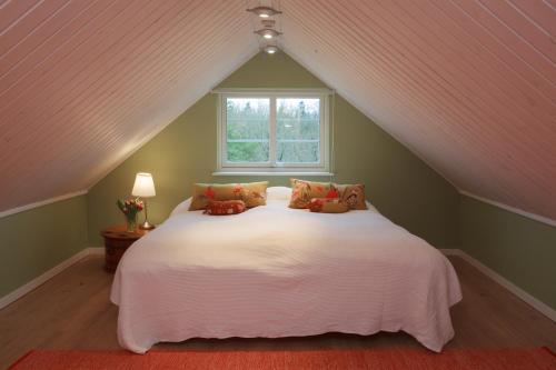 a bedroom with a white bed with a window at The Wine Lodge-Bo på vingård in Vittsjö