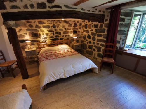 A bed or beds in a room at Les gîtes Estaou Treillo