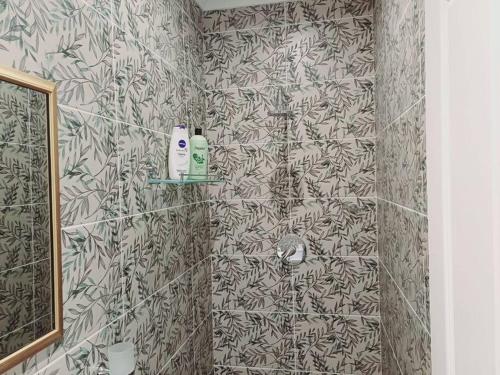 y baño con ducha y papel pintado en blanco y negro. en Charm Nest - Uncapped Wi-fi & Self Check-in, en Ciudad del Cabo