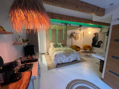 Il comprend une chambre avec un lit et une cuisine avec un évier. dans l'établissement La Romantica, à Congéniès