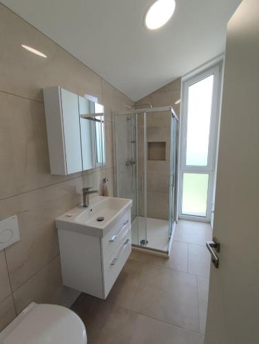 Ένα μπάνιο στο Gaja & Sara Apartments