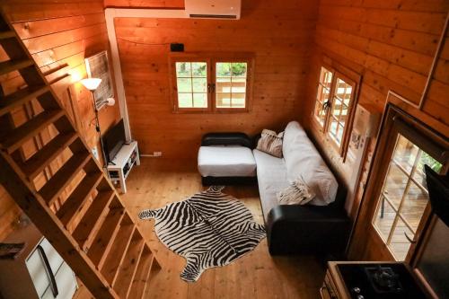 an overhead view of a living room in a log cabin at Vila da Laje - Onde a Natureza o envolve - Serra da Estrela in Oliveira do Hospital