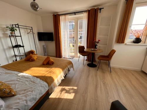 Un dormitorio con una cama con un osito de peluche. en Etoile aan Zee, en Vrouwenpolder