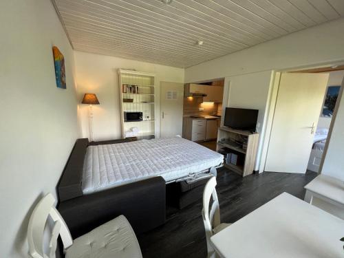 Una cama o camas en una habitación de Sonnenalp Bergruhe