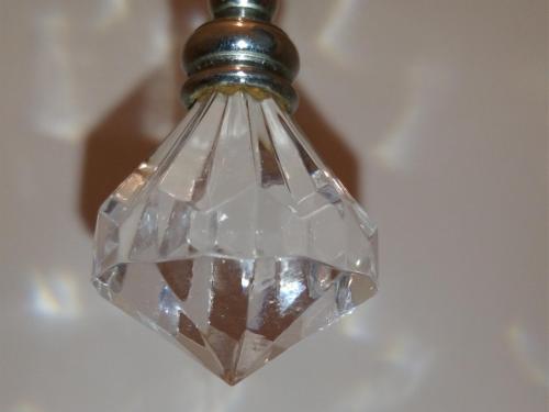una bombilla de cristal colgando del techo en Diamonds Villa near York Hospital, en York