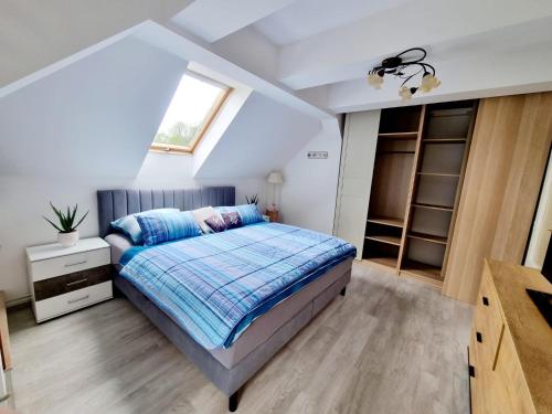 um quarto com uma cama e uma janela em Penzion ORION em Petrovice