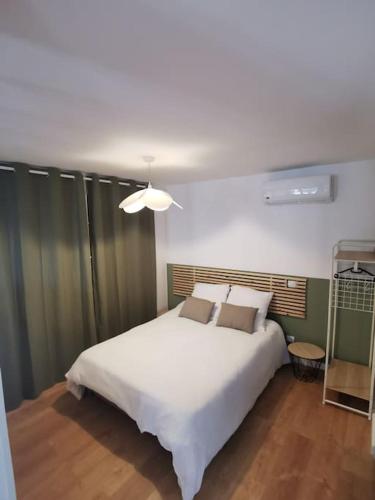 - une chambre avec un grand lit blanc dans l'établissement Appartement de 30m2 pour 2 personnes Venaco, à Venaco