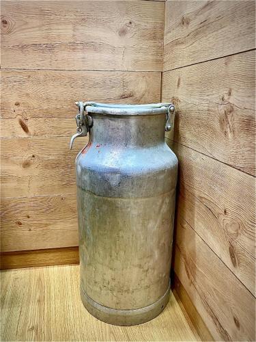 a large metal vase sitting against a wooden wall at CAL DOMÈNEC RIALP - Dúplex con encanto - Se admiten mascotas in Rialp