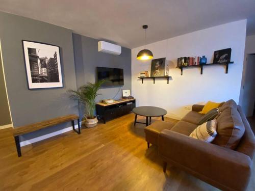 - un salon avec un canapé et une table dans l'établissement Apartamento en el centro de Benalup-Casas Viejas, à Benalup-Casas Viejas