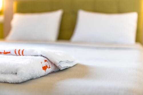 Postel nebo postele na pokoji v ubytování Stamos Hotel
