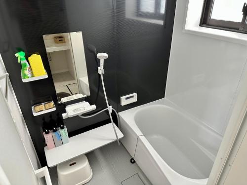 uma casa de banho com um WC branco e um lavatório. em AZ Hotel Ocean View em Sani