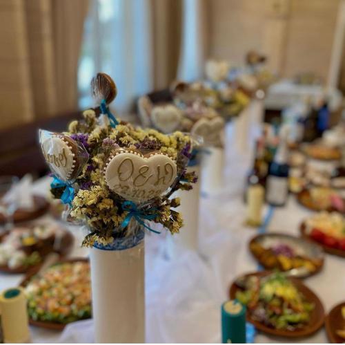 - une longue table avec un buffet de plats et de desserts dans l'établissement Kolyba Club, à Stanishovka