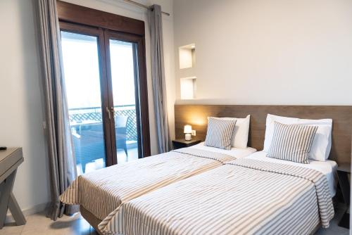 Postel nebo postele na pokoji v ubytování Stamos Hotel