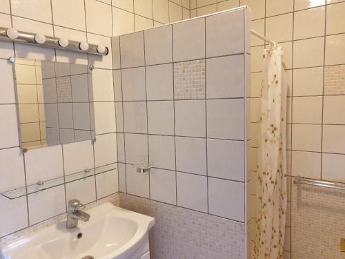 La salle de bains est pourvue d'un lavabo, de toilettes et d'un miroir. dans l'établissement Le logis de la tour, à Avignon
