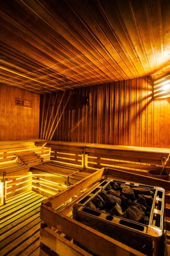 an empty sauna with a hot tub in the middle at Puerto Antilla Grand Hotel in Islantilla