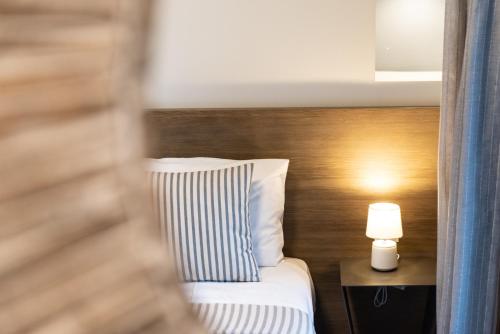 Postel nebo postele na pokoji v ubytování Stamos Hotel