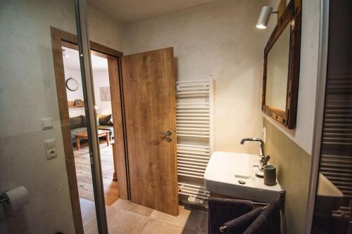 a bathroom with a sink and a mirror at Rotmilanblick in Bischofsheim an der Rhön
