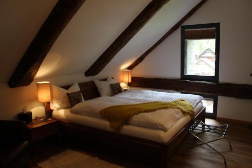 ein Schlafzimmer mit einem Bett mit zwei Lampen und einem Fenster in der Unterkunft Unique Hotel Fusio in Fusio