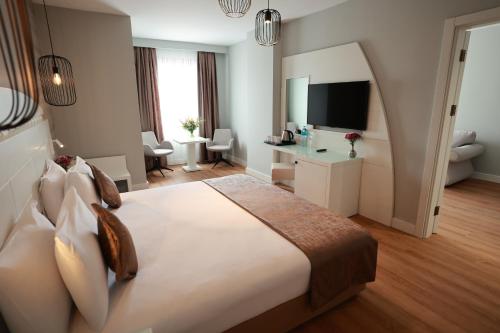 Habitación de hotel con cama grande y baño. en Nova Plaza Orion Hotel, en Estambul