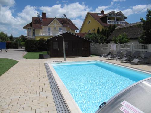 Piscina a Villa Jäger o a prop