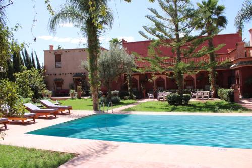 ein Resort mit einem Pool vor einem Gebäude in der Unterkunft Villa DALIA Route Ourika en Exclusivité in El Jemʼa Ghemat