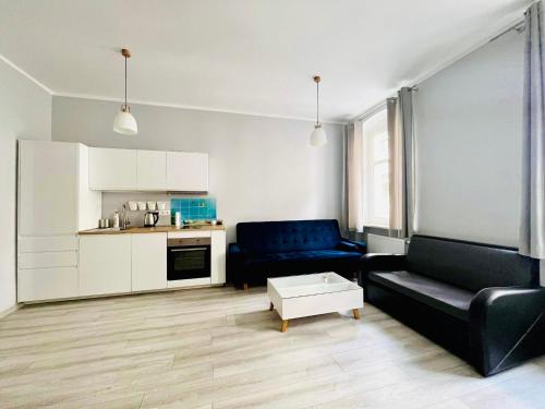 salon z kanapą i stołem w obiekcie Apartament URBAN JUNGLE! w Poznaniu