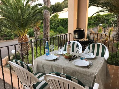 Κήπος έξω από το Lovely apartment in Sainte Maxime