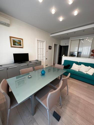 - un salon avec une table, des chaises et un canapé dans l'établissement Casa Roberto, à Riccione