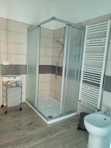 een badkamer met een douche, een toilet en een wastafel bij Casa Dany in Albissola Marina