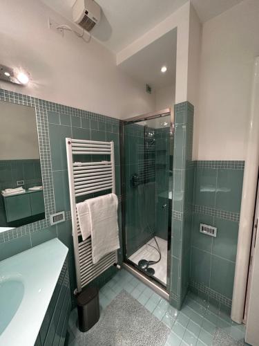 La salle de bains verte est pourvue d'une douche et d'un lavabo. dans l'établissement Casa Roberto, à Riccione