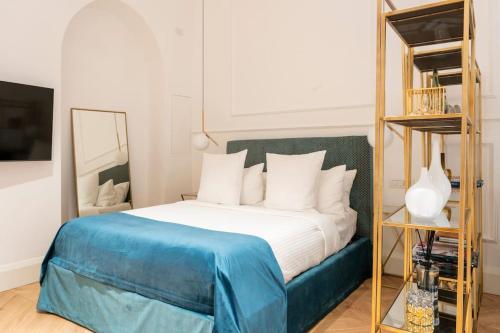 - une chambre avec un grand lit et une couverture bleue dans l'établissement LA SCALA SUITE-Luxury Apartment, à Milan