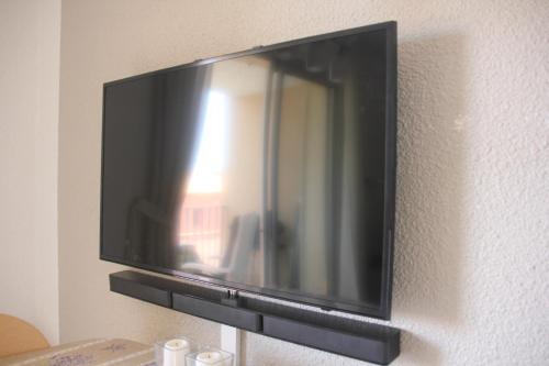 Μια τηλεόραση ή/και κέντρο ψυχαγωγίας στο Lovely apartment in Sainte Maxime