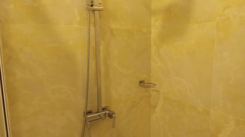 y baño con ducha y puerta de cristal. en Villa Sanitha, en Ambalangoda
