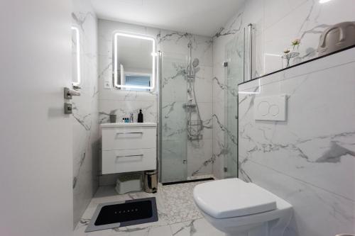 Ванная комната в Villa Bauhaus Penthouse Wellness Apartman