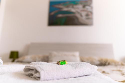 um anel em cima de uma toalha numa cama em B&B VistaMare em Civitavecchia
