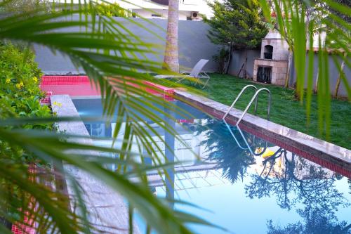 una piscina con un columpio en un patio en Wolf Suites, en Antalya