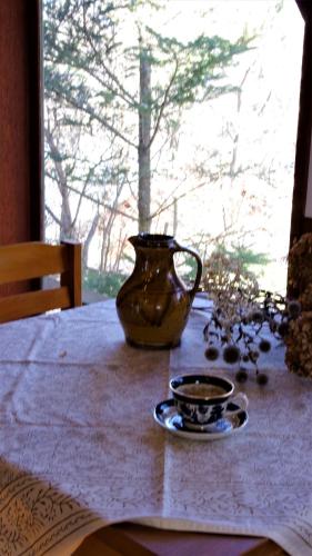 a vase sitting on top of a table with a plate at Gallery HARA and guest house in Hara