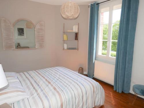 een slaapkamer met een bed en een raam bij Gite les trois matelots in Fécamp