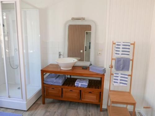a bathroom with a sink and a shower at Gite les trois matelots in Fécamp