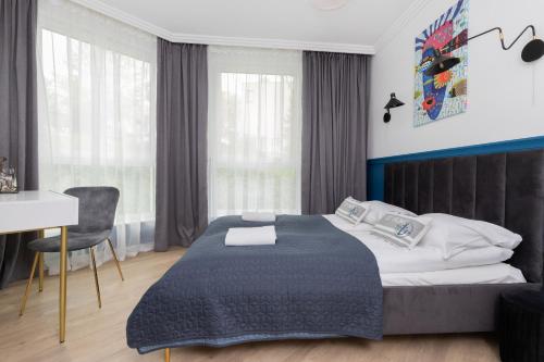 sypialnia z łóżkiem, stołem i krzesłem w obiekcie Apartment Redlowo & 2 bedrooms & Parking by Renters w mieście Gdynia