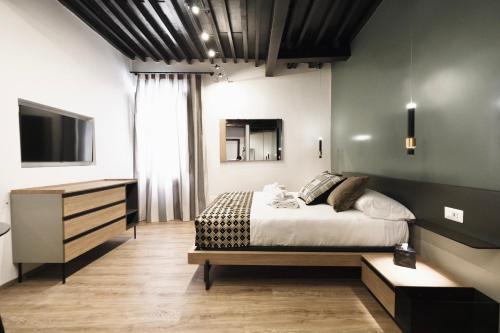 ein Schlafzimmer mit einem Bett, einer Kommode und einem TV in der Unterkunft Casa Orchidea in Rom